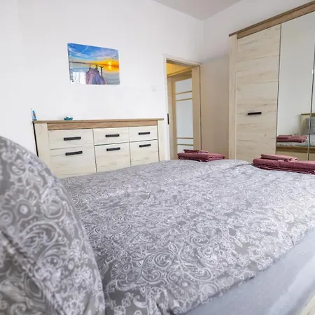 Cozy 2br By The Sea Garden Apartment